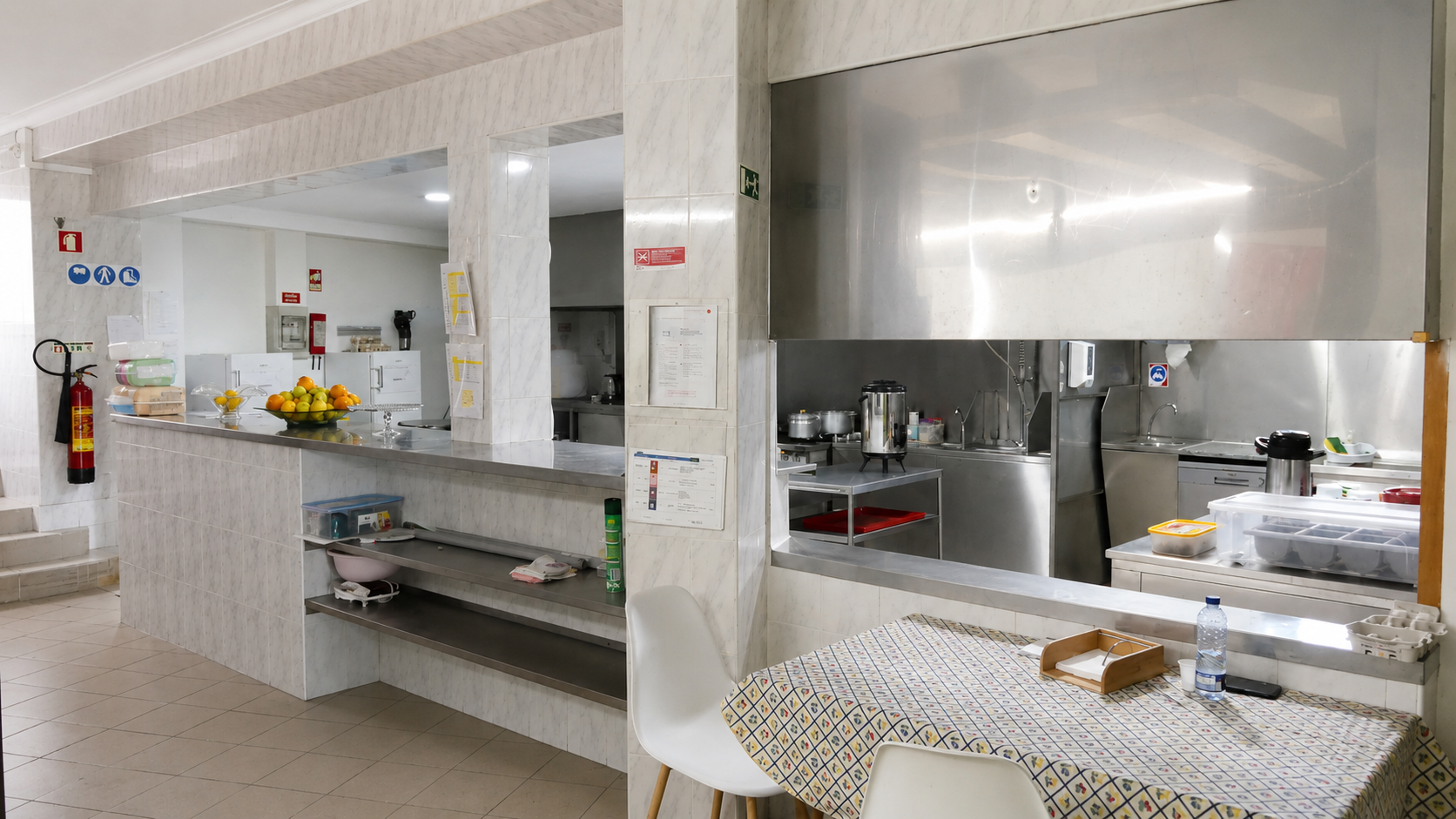 Cozinha própria da residência, onde é preparada a alimentação caseira