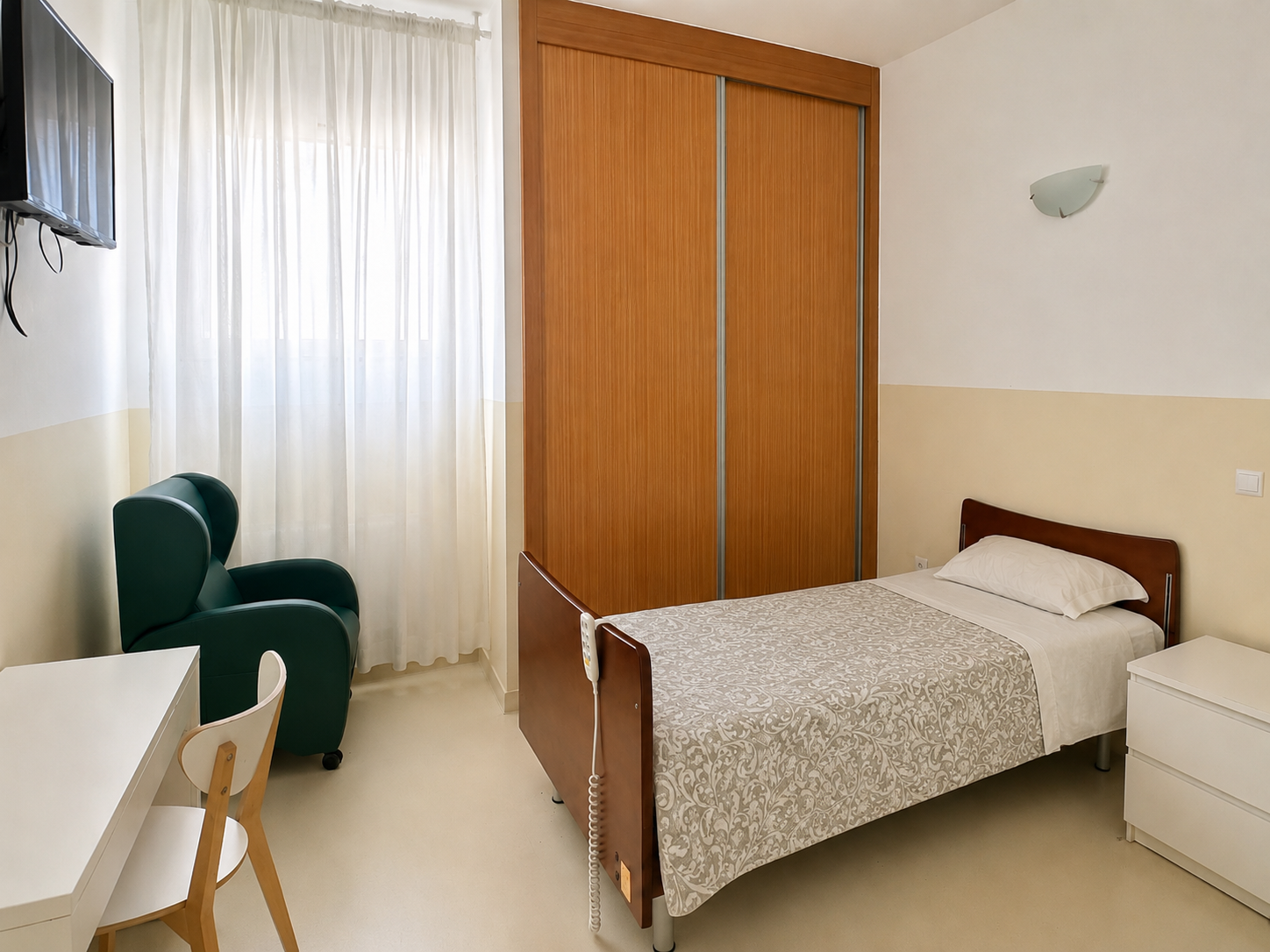 Quarto individual confortável na Residência Conforto Sénior
